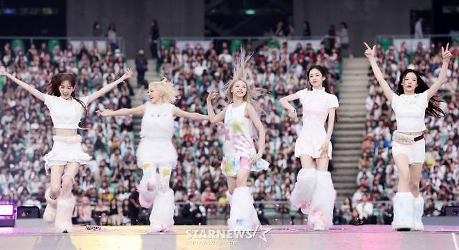 그룹 키키가 6일 대만 가오슝 내셔널 스타디움에서 진행된 스타뉴스 주최 '10주년 아시아 아티스트 어워즈 2025(10th Anniversary Asia Artist Awards 2025, '10주년 AAA 2025')에서 멋진 무대를 선보이고 있다. /2025.12.06 /사진=김휘선 hwijpg@