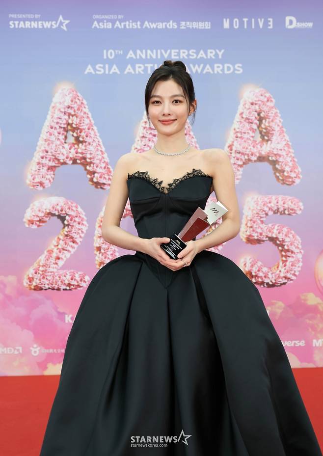 배우 김유정이 6일 가오슝 내셔널 스타디움에서 진행된 스타뉴스 주최 '10주년 아시아 아티스트 어워즈 2025(10th Anniversary Asia Artist Awards 2025, '10주년 AAA 2025')에서 베스트 아티스트상을 수상한 뒤 포즈를 취하고 있다.  /2025.12.06 /사진=이동훈 photoguy@
