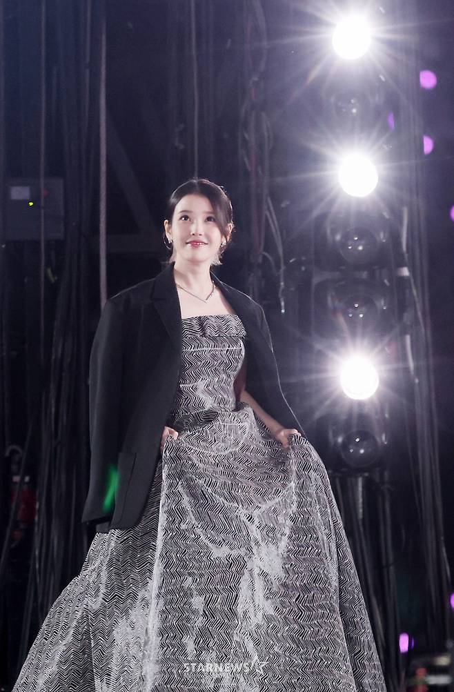 가수 겸 배우 아이유가 6일 대만 가오슝 내셔널 스타디움에서 진행된 스타뉴스 주최 '10주년 아시아 아티스트 어워즈 2025(10th Anniversary Asia Artist Awards 2025, '10주년 AAA 2025')에서 올해의 배우상을 수상한 뒤 수상소감을 전하고 있다.  12월 6일~7일 양일에 걸쳐 가오슝 내셔널 스타디움에서 펼쳐지는 '10주년 아시아 아티스트 어워즈 2025(10th Anniversary Asia Artist Awards 2025, '10주년 AAA 2025')'와 페스타 'ACON 2025'는 MTN(머니투데이방송)과 위버스(Weverse)를 통해 각각 TV와 온라인 스트리밍으로 생중계 된다.  /2025.12.06 /사진=김휘선 hwijpg@