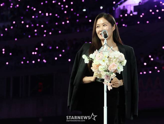 배우 문소리가 6일 가오슝 내셔널 스타디움에서 진행된 스타뉴스 주최 '10주년 아시아 아티스트 어워즈 2025(10th Anniversary Asia Artist Awards 2025, '10주년 AAA 2025')에서 수상 소감을 밝히고 있다.  /사진=김진경 kim.jinkyung@