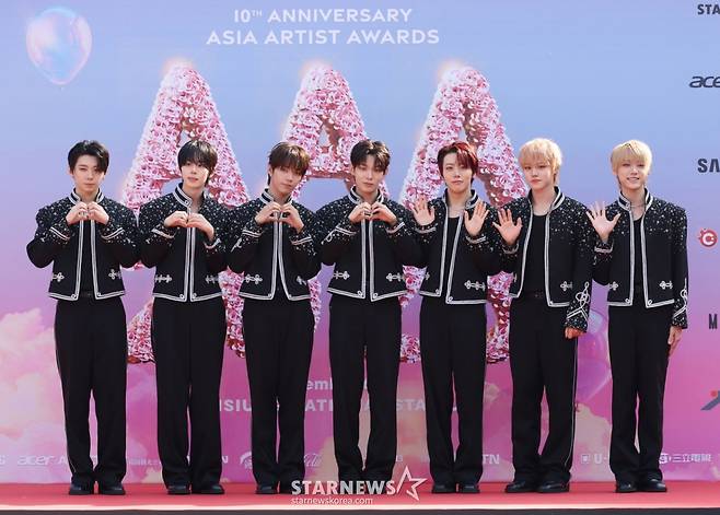 그룹 아홉이 6일 대만 가오슝 내셔널 스타디움에서 진행된 스타뉴스 주최 '10주년 아시아 아티스트 어워즈 2025(10th Anniversary Asia Artist Awards 2025, '10주년 AAA 2025') 레드카펫 행사에 참석해 포즈를 취하고 있다.  /2025.12.06 /사진=이동훈 photoguy@