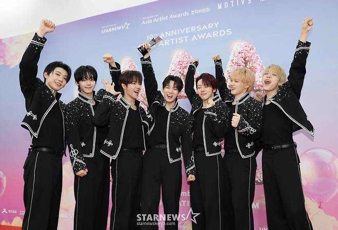 그룹 아홉이 6일 가오슝 내셔널 스타디움에서 진행된 스타뉴스 주최 '10주년 아시아 아티스트 어워즈 2025(10th Anniversary Asia Artist Awards 2025, '10주년 AAA 2025')에서 베스트 뉴아티스트 상을 수상한 뒤 포즈를 취하고 있다.   /2025.12.06 /사진=이동훈 photoguy@