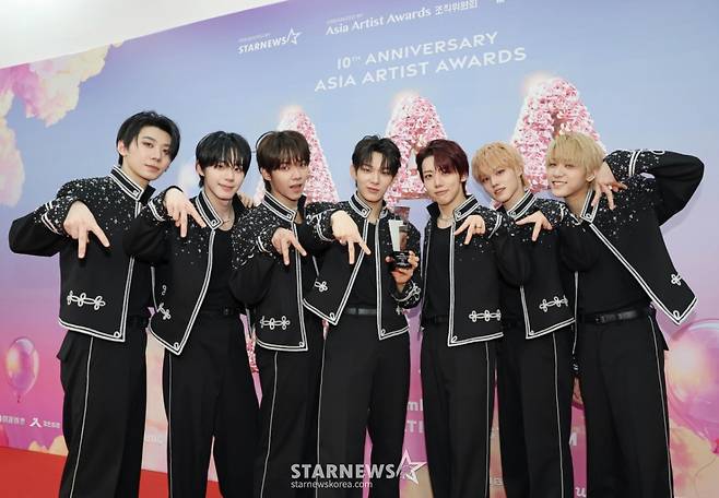 그룹 아홉이 6일 가오슝 내셔널 스타디움에서 진행된 스타뉴스 주최 '10주년 아시아 아티스트 어워즈 2025(10th Anniversary Asia Artist Awards 2025, '10주년 AAA 2025')에서 베스트 뉴아티스트 상을 수상한 뒤 포즈를 취하고 있다.   /2025.12.06 /사진=이동훈 photoguy@