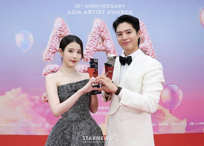 배우 아이유, 박보검이 6일 가오슝 내셔널 스타디움에서 진행된 스타뉴스 주최 '10주년 아시아 아티스트 어워즈 2025(10th Anniversary Asia Artist Awards 2025, '10주년 AAA 2025')에서 베스트 커플상을 수상한 뒤 포즈를 취하고 있다.  /2025.12.06 /사진=이동훈 photoguy@