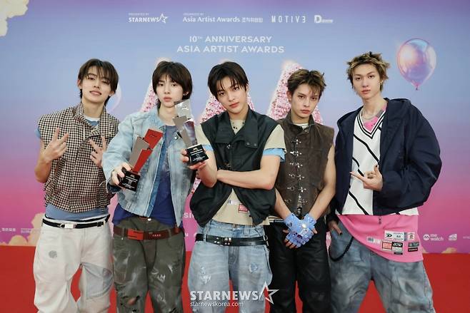 그룹 코르티스가 6일 가오슝 내셔널 스타디움에서 진행된 스타뉴스 주최 '10주년 아시아 아티스트 어워즈 2025(10th Anniversary Asia Artist Awards 2025, '10주년 AAA 2025')에서 신인상, 베스트 퍼포먼스상을 수상한 뒤 포즈를 취하고 있다.  /2025.12.06 /사진=이동훈 photoguy@