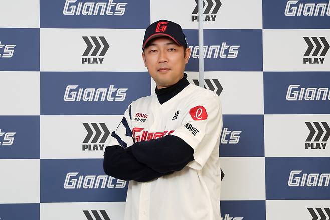 롯데 자이언츠가 12일 일본프로야구(NPB) 한신 타이거즈 소속 카네무라 사토루(Kanemura Satoru) 투수 코치를 투수 총괄 코디네이터로 영입했다고 밝혔다. 사진 롯데 자이언츠