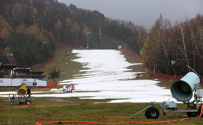 비로 휴장한 스키장 [연합뉴스 자료사진]