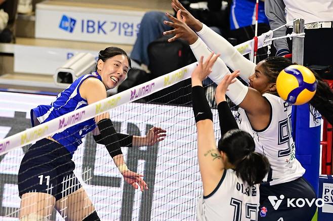 IBK기업은행과 한국도로공사의 경기 장면 [한국배구연맹 제공. 재판매 및 DB 금지]