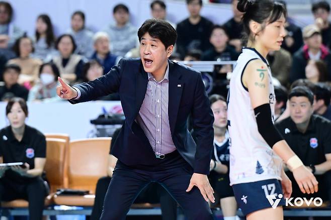 작전 지시하는 김종민 한국도로공사 감독(왼쪽) [한국배구연맹 제공. 재판매 및 DB 금지]