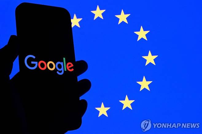 유럽연합(EU) 깃발 앞의 구글(그래픽) [AFP 연합뉴스 자료사진]