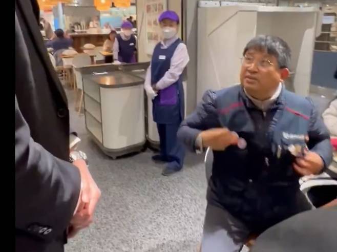 백화점 보안요원에 항의하는 이김춘택 사무장 [X 캡처. 재판매 및 DB 금지]