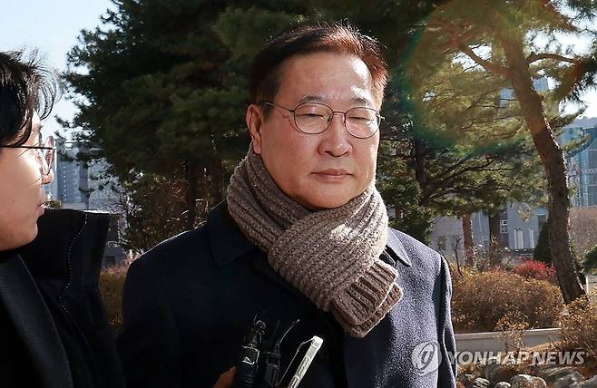 '묵묵부답' (서울=연합뉴스) 한종찬 기자 = 박성재 전 법무부 장관이 4일 서울 서초구 서울고검에 마련된 조은석 내란특별검사팀 사무실에 출석하고 있다. 2025.12.4 saba@yna.co.kr