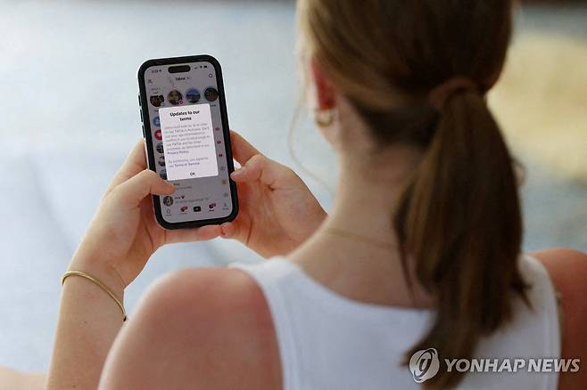 호주 16세 미만 SNS 이용 차단 조치 [로이터 연합뉴스 자료사진 재판매 및 DB 금지]