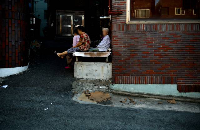 대구 남구 대명3동 주택가에서 노인들이 모여 있다. 안성완 기자 asw0727@imaeil.com