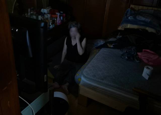 김향숙(67) 씨는 방이 어두워도 불을 켜지 않고 산다. 신중언 기자