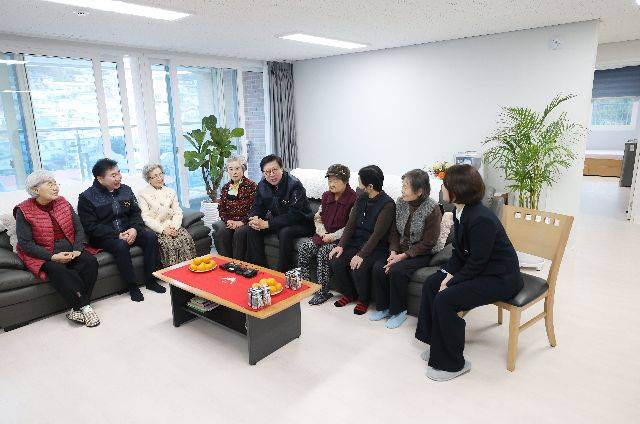 부산 부산진구 ‘안창 다함께주택’ 내부 모습. ‘안창 다함께주택’ 은 노인 공공 공유주택으로 주거공간과 프로그램실 등을 갖추고 주거 및 돌봄 서비스를 제공하고 있다. 부산일보DB