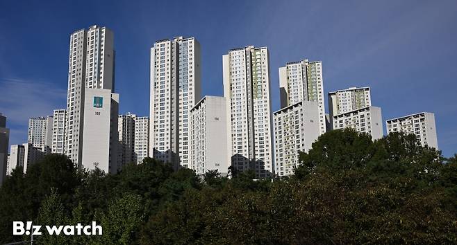 10·15 부동산 대책 발표 전후 일주일간 서울 아파트 매매가격은 또다시 큰 폭으로 상승한 것으로 나타났다. 가파른 오름세를 보인 강동구의 아파트 단지 모습./사진=이명근 기자 qwe123@