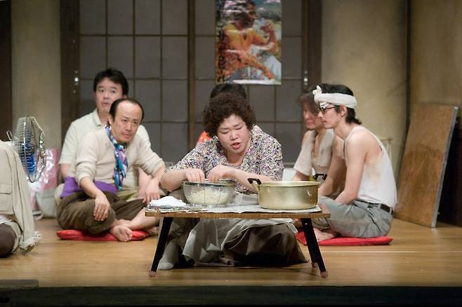 연극 ‘야끼니꾸 드래곤: 용길이네 곱창집’의 한 장면(사진=예술의전당).