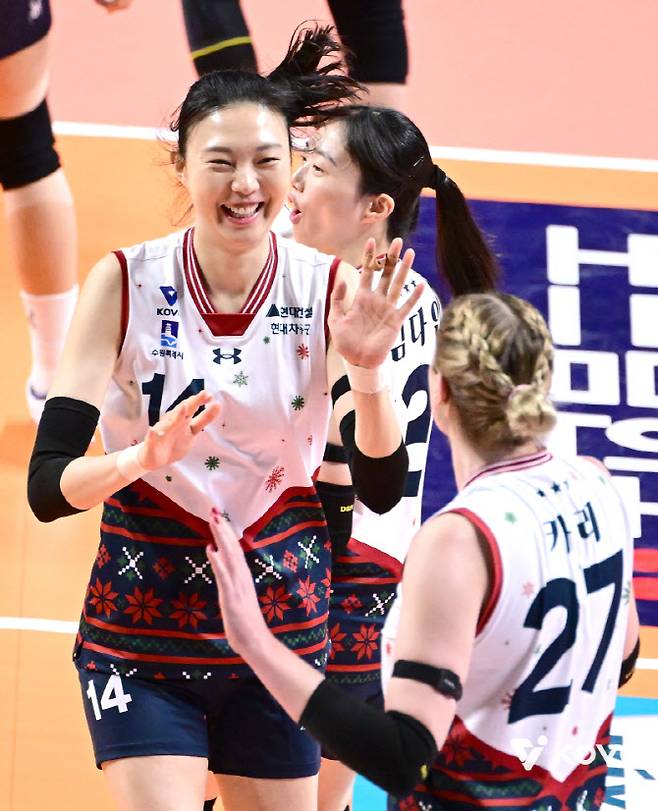 현대건설 양효진이 득점을 올린 뒤 환하게 웃으며 동료들과 하이파이브를 나누고 있다. 사진=KOVO