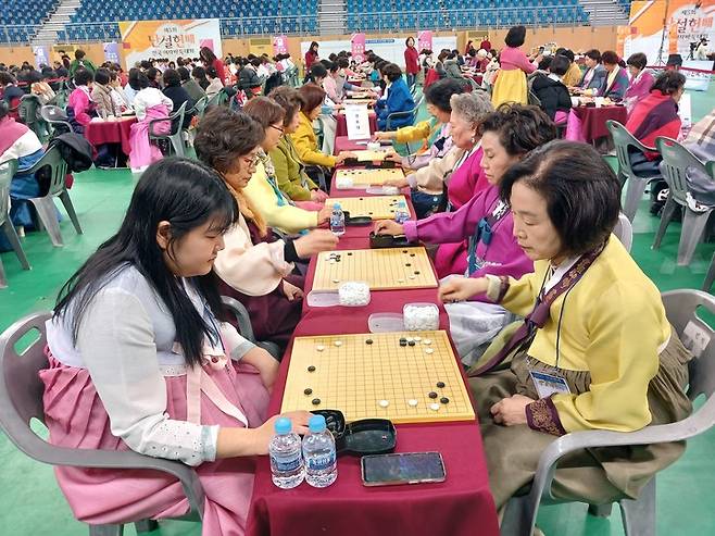 여성 바둑 동호인들이 고운 한복을 입고 수담을 나누고 있다.(사진 강릉에서 MHN 엄민용 선임기자)