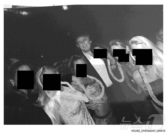 미국 하원 감독위원회 소속 민주당이 12일(현지시간) 억만장자 성범죄자 제프리 엡스타인 유산관리자가 의회에 제공한 사진을 공개했다. 사진에는 도널드 트럼프 미국 대통령과 함께 빌 클린턴 전 대통령과 빌 게이츠 마이크로소프트(MS) 공동창업자 등이 담겼다. ⓒ 로이터=뉴스1 ⓒ News1 이창규 기자