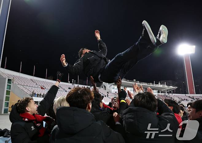 승격 후 선수들로부터 축하를 받는 이영민 감독. 2025.12.8/뉴스1 ⓒ News1 구윤성 기자