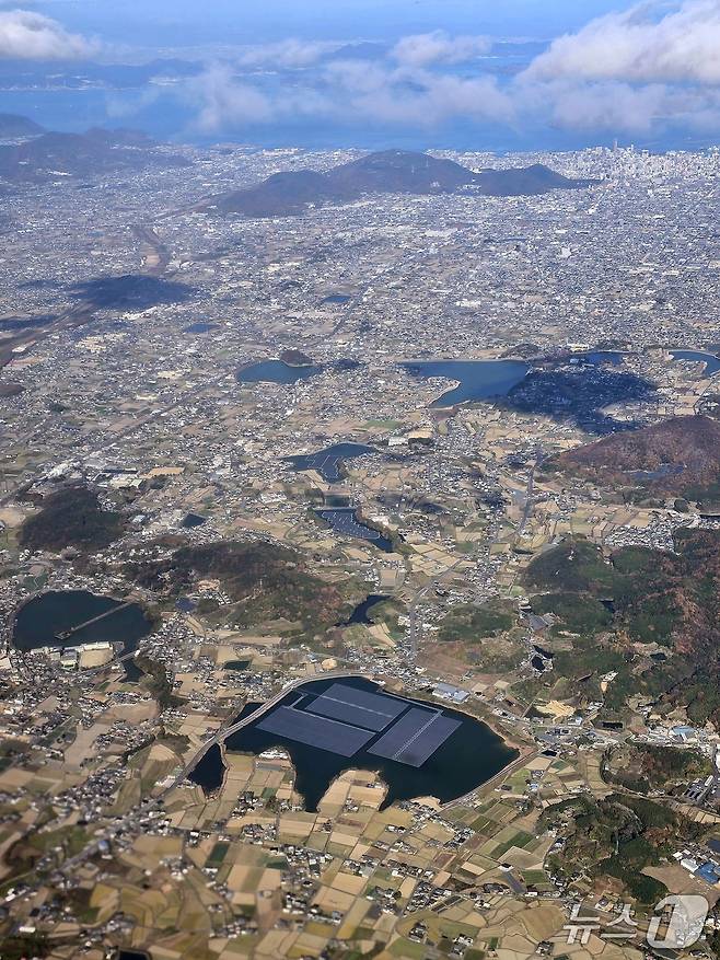 지난 11일 일본 시코쿠 다카마쓰 인근의 저수지마다 수상 태양광이 설치돼 있다. 큰 저수지는 물론이고 소형 저수지에도 태양광 시설이 부유해 있는 게 인상적이다. ⓒ 뉴스1 황덕현 기자