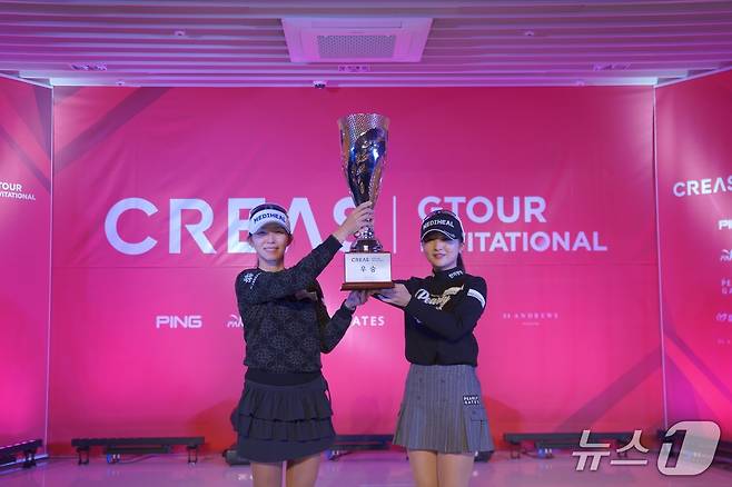 지난 12일 골프존조이마루에서 열린 ‘크리스에프앤씨 GTOUR 인비테이셔널’ 우승팀 배소현, 이예원 프로가 우승트로피를 들고 기념사진을 촬영하고 있다 (골프존 제공)