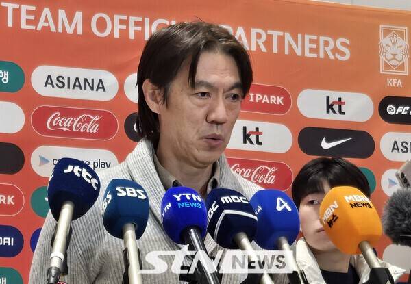 한국 축구 대표팀 홍명보 감독이 12일 오후 인천국제공항에서 취재진들과 만나 기자회견을 진행하고 있다. /사진=뉴시스