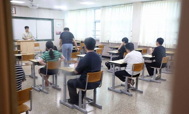 지난 7월 국가공무원 7급 공개경쟁채용 제1차 시험이 열린 서울 강남구 수도전기공업고등학교에서 수험생들이 시험 시작을 기다리고 있다. 연합뉴스