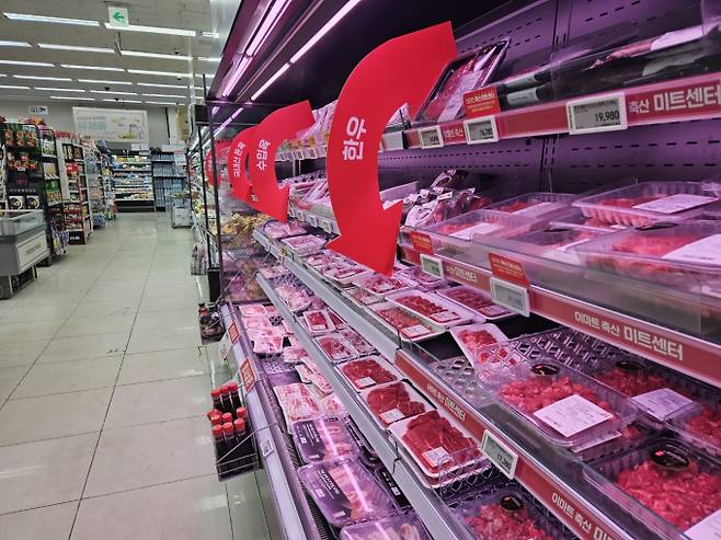 대형마트 휴무일? 이마트·롯데마트·홈플러스·코스트코 ‘할인 홈파티’ = 이마트·롯데마트·홈플러스·코스트코 등 대형마트가 이번 주는 각사별 특색있는 할인행사에 돌입한다. 특히, 이마트는 ‘연말 홈파티’ 먹거리 할인 행사를, 롯데마트는 ‘윈터 해피딜’ 행사를, 홈플러스는 '샤브샤브 페스타'로 연말 행사에 마지막 승부수를 띄우고 있다. ©bnt뉴스: 대형마트 휴무일? 이마트·롯데마트·홈플러스‧코스트코 등 마트 휴일, 쉬는날