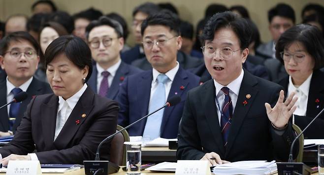 김영훈 노동부 장관이 지난 11일 세종시 정부세종컨벤션센터에서 열린 농림축산식품부(농촌진흥청·산림청)-고용노동부 업무보고에서 부처 업무보고를 하고 있다. 왼쪽은 송미령 농림축산식품부 장관. 2025.12.11 [대통령실통신사진기자단] superdoo82@yna.co.kr (끝)