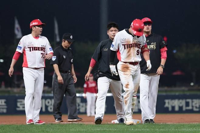 손가락 부상으로 교체되는 KIA의 윤도현.연합뉴스