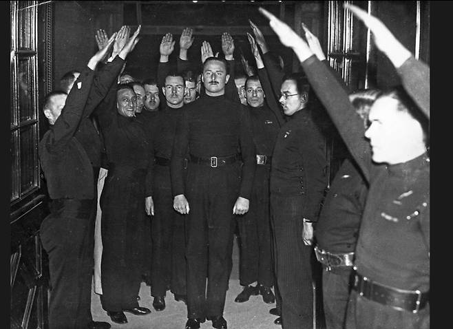 오즈월드 모즐리는 1932년 이탈리아의 검은셔츠단을 본떠 영국파시스트연합(BUF)을 창립했다. 브리태니커 갈무리