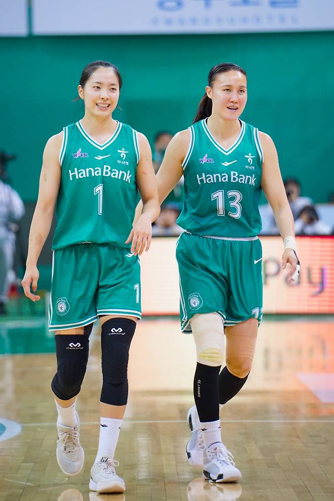 하나은행 박소희(왼쪽)와 김정은이 13일 부천체육관에서 열린 삼성생명과의 BNK금융 2025~26 WKBL 정규리그 홈경기서 승리한 뒤 미소 짓고 있다. 이들은 이날 30점을 합작했다. 사진=WKBL