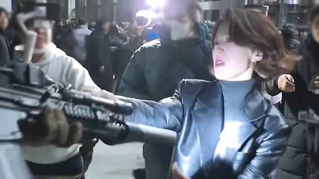 계엄군의 총구를 낚아채려 하는 안귀령 (사진, JTBC 유튜브 갈무리)