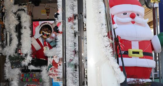 크리스마스 장식물로 버스를 꾸민 주형민 기사. 송봉근 기자