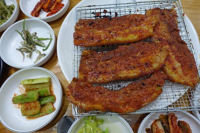 오미자가 들어간 고추장을 쓴 건지, 오미자청으로 양념의 단맛을 낸 건지. 하여간 오미자가 들어간 게 틀림없어 보이는 문경의 고추장 불백과 역시 오미자로 만든 막걸리의 조합은 끝내줬다.