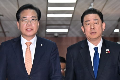 ▲ 더불어민주당 김병기 원내대표와 국민의힘 송언석 원내대표가 9일 서울 여의도 국회에서 우원식 국회의장과 회동을 가진 후 의장실을 나서고 있다.  연합뉴스