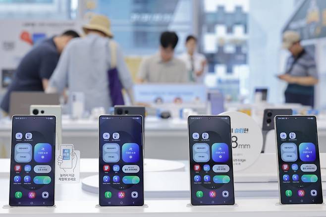 지난 8월5일 서울 강남 삼성에서 고개들이 삼성전자 갤럭시 S25 시리즈를 살펴보고 있다. 사진=뉴스1