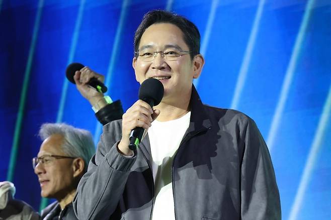 이재용 회장이 코엑스에서 열린 엔비디아 행사에서 스마트폰을 든 관객들을 향해 “왜 이렇게 아이폰이 많아요?”라고 농담을 던졌다 /사진=연합뉴스