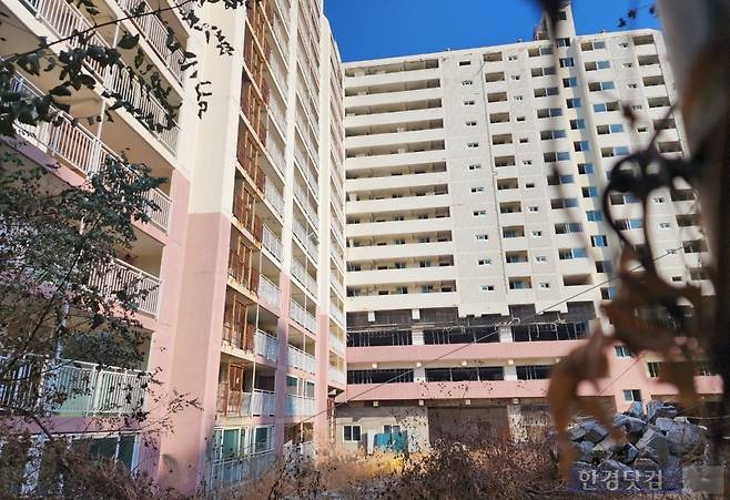 인천 계양구 효성동에서 공정률 87%로 방치 중인 다소미아파트. 사진=오세성 한경닷컴 기자
