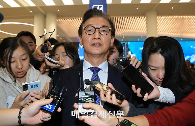 통일교로부터 금품을 수수했다는 의혹을 받는 전재수 해양수산부 장관이 11일 오전 인천국제공항 제2터미널을 나서며 취재진의 질문에 답하고 있다. 이날 전 장관은 관련 의혹을 전면 부인하고, 장관직을 내려놓는다고 밝혔다. 한주형 기자