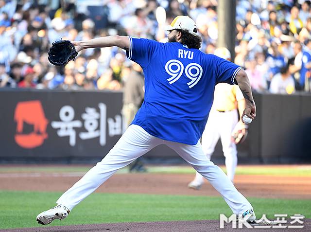 ‘2025 KBO 올스타전’이 7월 12일 대전 한화생명볼파크에서 열렸다. 나눔 선발 폰세가 류현진의 메이저리그 토론토 유니폼을 입고 투구하고 있다. 사진=천정환 기자