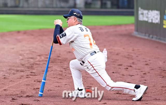 2025년 9월 27일 오후 대전 한화생명 볼파크에서 열린 '2025 신한 SOL뱅크 KBO 리그' LG 트윈스와 한화 이글스의 경기. 한화 김경문 감독이 훈련을 지켜보며 스트레칭을 하고 있다./마이데일리