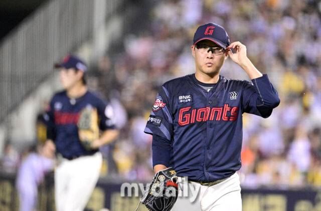 2025년 9월 2일 오후 서울 잠실구장에서 열린 '2025 신한 SOL뱅크 KBO 리그' 롯데 자이언츠와 LG 트윈스의 경기. 롯데 선발투수 박세웅이 5회초 투구를 마친 뒤 더그아웃으로 들어가고 있다./마이데일리
