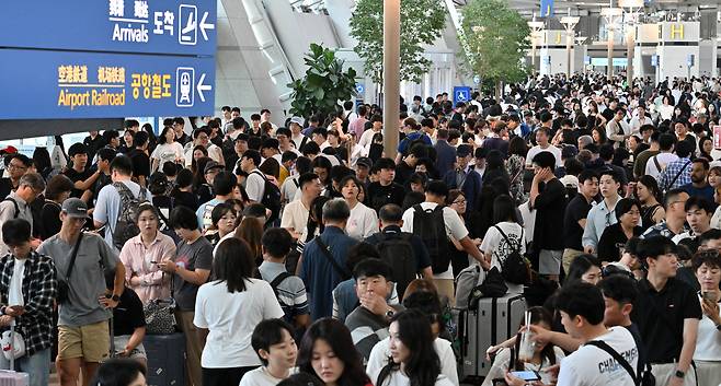 지난 7월 인천국제공항 제1터미널이 출국하는 여행객들로 붐비고 있다. 영종도=임세준 기자