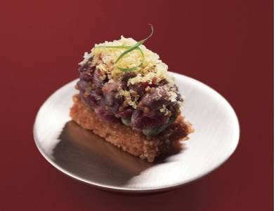 명이나물, 크림치즈로 맛을 낸 육회를 올린 증편요리. USDEC 제공