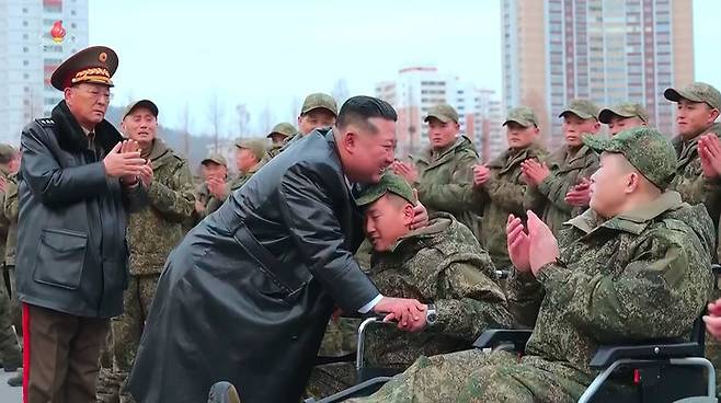 [서울=뉴시스] 북한 조선중앙TV가 13일 "해외작전지역에 출병하였던 조선인민군 공병부대 지휘관, 전투원들이 부과된 군사임무를 완수하고 승리의 개가드높이 귀국하였다"며 "제528공병련대(연대) 환영식이 12일 수도 평양의 4.25문화회관광장에서 성대히 진행되었다"고 13일 보도했다. 이날 환영식에는 김정은 국무위원장이 참석해 북한군의 공로를 치하했다.  (사진=조선중앙TV 캡처) 2025.12.13. photo@newsis.com  *재판매 및 DB 금지