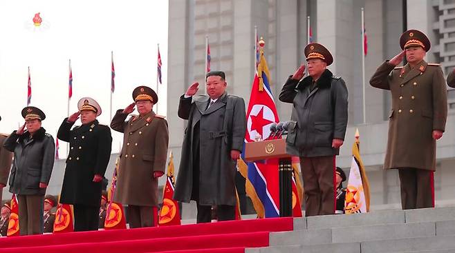 [서울=뉴시스] 북한 조선중앙TV가 13일 "해외작전지역에 출병하였던 조선인민군 공병부대 지휘관, 전투원들이 부과된 군사임무를 완수하고 승리의 개가드높이 귀국하였다"며 "제528공병련대(연대) 환영식이 12일 수도 평양의 4.25문화회관광장에서 성대히 진행되었다"고 13일 보도했다. 이날 환영식에는 김정은 국무위원장이 참석해 북한군의 공로를 치하했다.  (사진=조선중앙TV 캡처) 2025.12.13. photo@newsis.com  *재판매 및 DB 금지